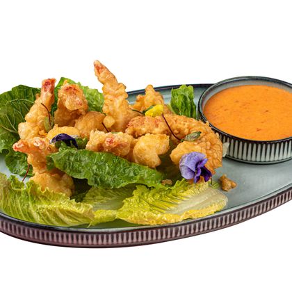 Креветки темпура с ромейном и соус спайс