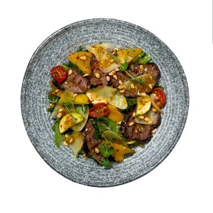 Салат с ростбифом и овощами гриль