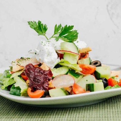 Весенний салат с зеленью и нежным сыром «Фета»