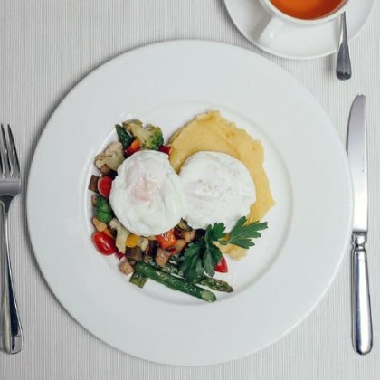 Poached eggs with vegetables and mashed potatoes