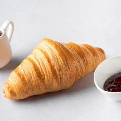 Круассан с джемом и теплым шоколадом