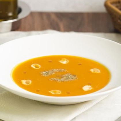 Суп из печеной тыквы с трюфельным маслом и тортеллини и рикоттой