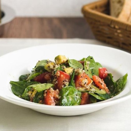 Салат из авокадо, свежих томатов и киноа