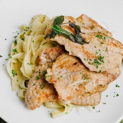 Тальятелле с индейкой и листьями шалфея