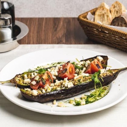 Запеченный баклажан в имбирной заправке с томатами