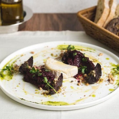 Закуска из печеной свеклы с жареным сыром Камамбер