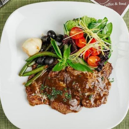 Тальята из говядины с салатом, томатами черри с сыром пармезан