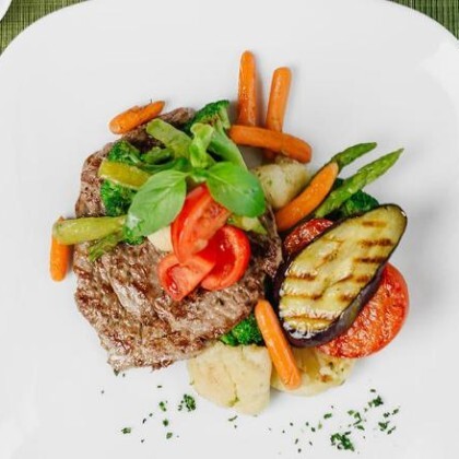 Медальоны из говядины в томатном соусе