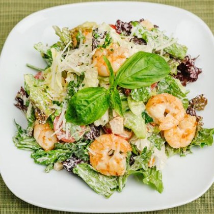 Цезарь с креветками в соусе «Цезарь»