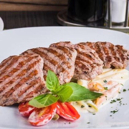 Медальоны с цветной пастой в сырном соусе