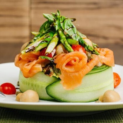 Теплая спаржа с севиче из лосося