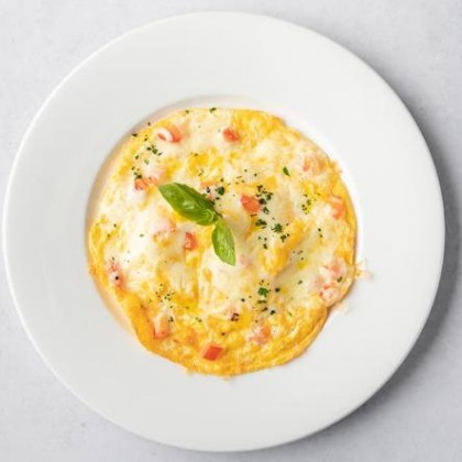 Omelet with fresh tomato