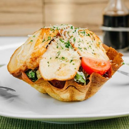 Салат «Цезарь» с курицей гриль