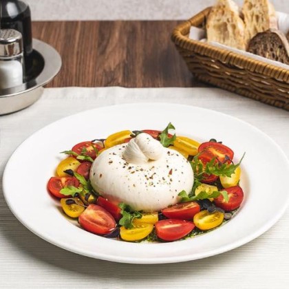 Страчателла с карпаччо из цветных томатов