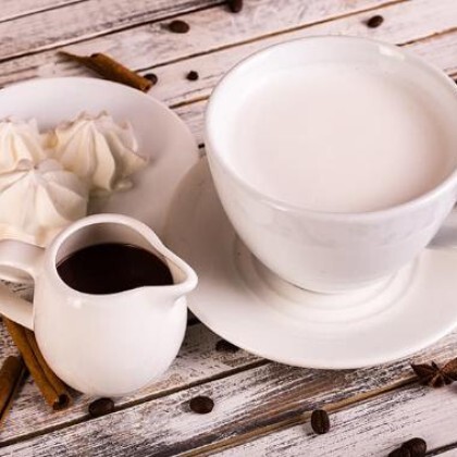 Горячий шоколад с молоком и сливками