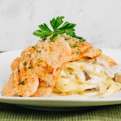 Тальятелле с куриной грудкой и шампиньонами