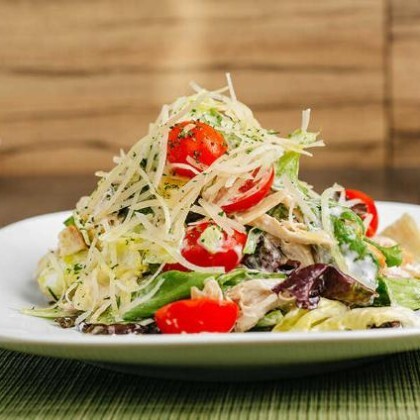 Салат «Цезарь» с курицей, запеченным хлебом и сыром пармезан