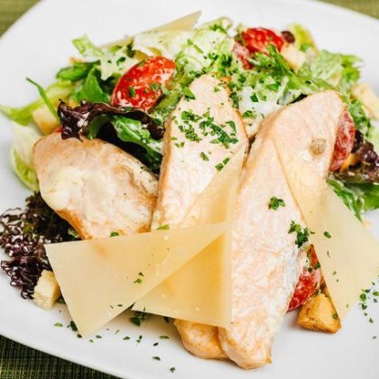 Салат «Цезарь» с семгой, запеченным хлебом и сыром пармезан