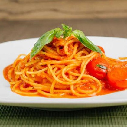 Спагетти в томатном соусе с базиликом