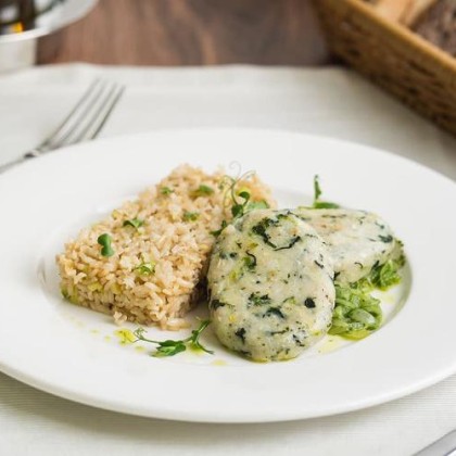 Котлетки из судака с ризотто из бурого риса и цуккини