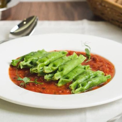 Шпинатные равиоли с начинкой из семги в томатном соусе