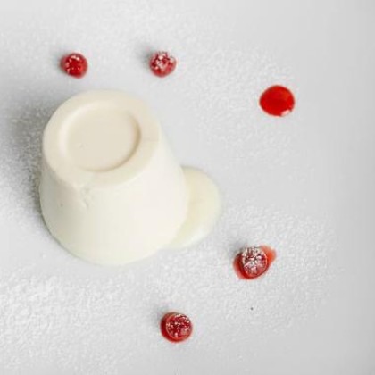 Панакота ванильная с клубничным соусом