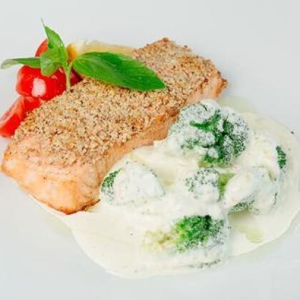 Тушеный лосось с брокколи и имбирем