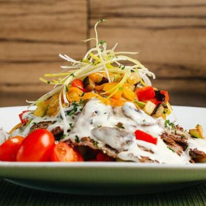 Филе телятины под грибным соусом с овощами