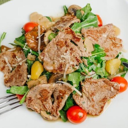 Теплый салат с филе говядины по-римски