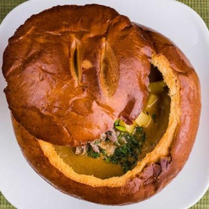 Говяжий крем-суп в хлебном горшочке