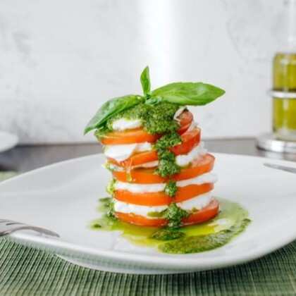 Салат «Капрезе» со свежими томатами и моцареллой