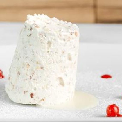 Семифредо с ванильным соусом и миндалем