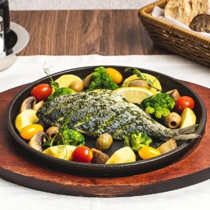 Дорадо запеченная с овощами в горячей сковороде