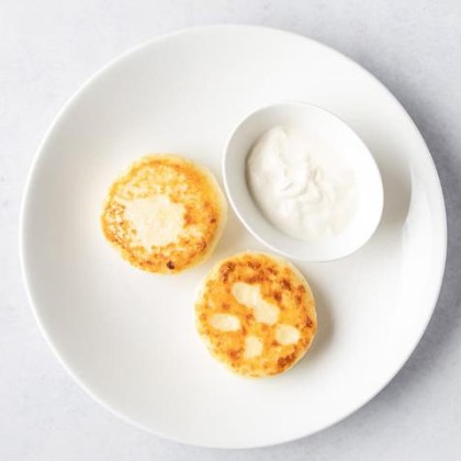Fried cheesecakes with sour cream