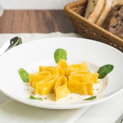 Равиоли с семгой и рикоттой в сливочно-шпинатном соусе