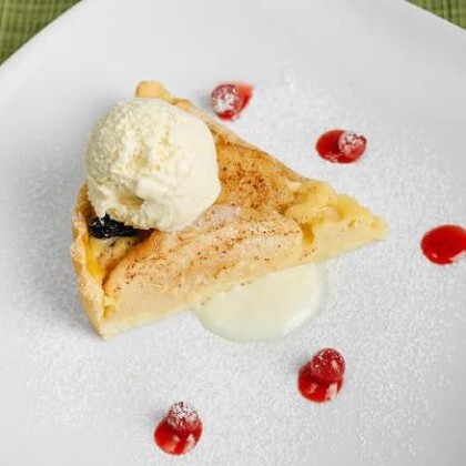 Яблочный пирог с мороженым