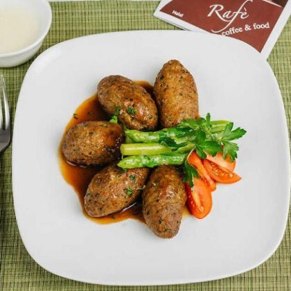 Мясные шарики со спаржей и шпинатом