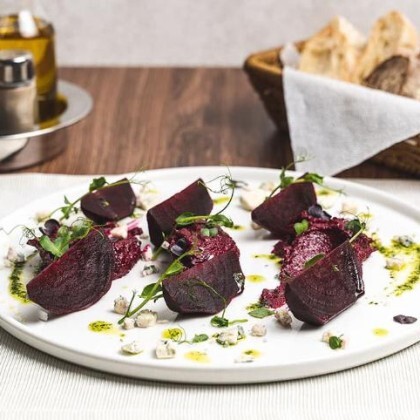 Закуска из печеной свеклы, свекольным Песто и сыром Горгонзола