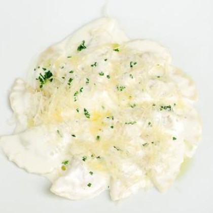 Меццелуне с мясом в соусе из пармезана