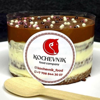 Бенто-тортик шоколадный с вишней на молочном шоколаде