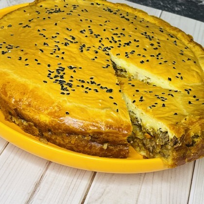 Пирог с мясом и капустой 22 см. На 10 персон.