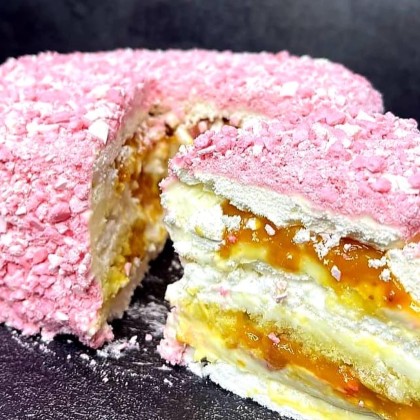 МЕРЕНГОВЫЙ тортик с начинкой из манго, персика и клубнички.