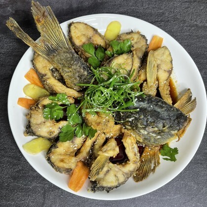 Сазан жареный 2 кг. в соевом соусе