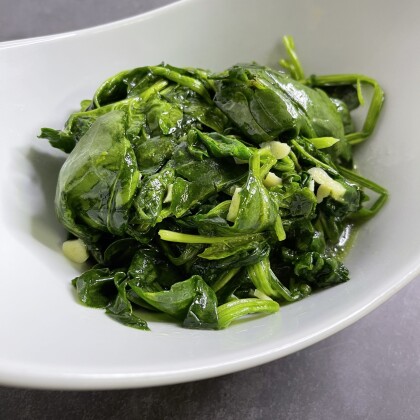 Шпинат в чесночном соусе