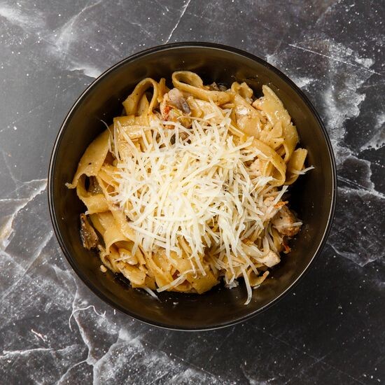 Фетучини с курицей и грибами