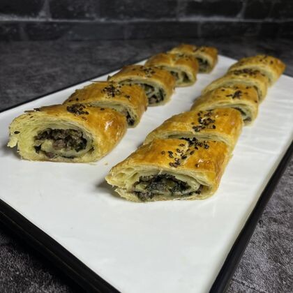 Рулетики из слоёного теста с говядиной и шпинатом.