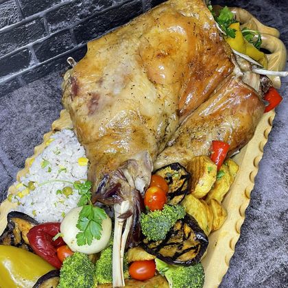 Бараний бок с пепедней ногой запечёнеый в тандыре