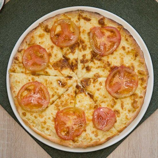 Пицца с помидорами