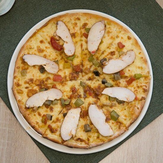 Пицца с курицей и овощами