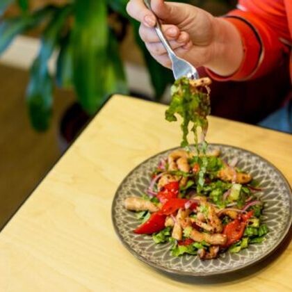 Салат с курицей в кисло-сладком соусе